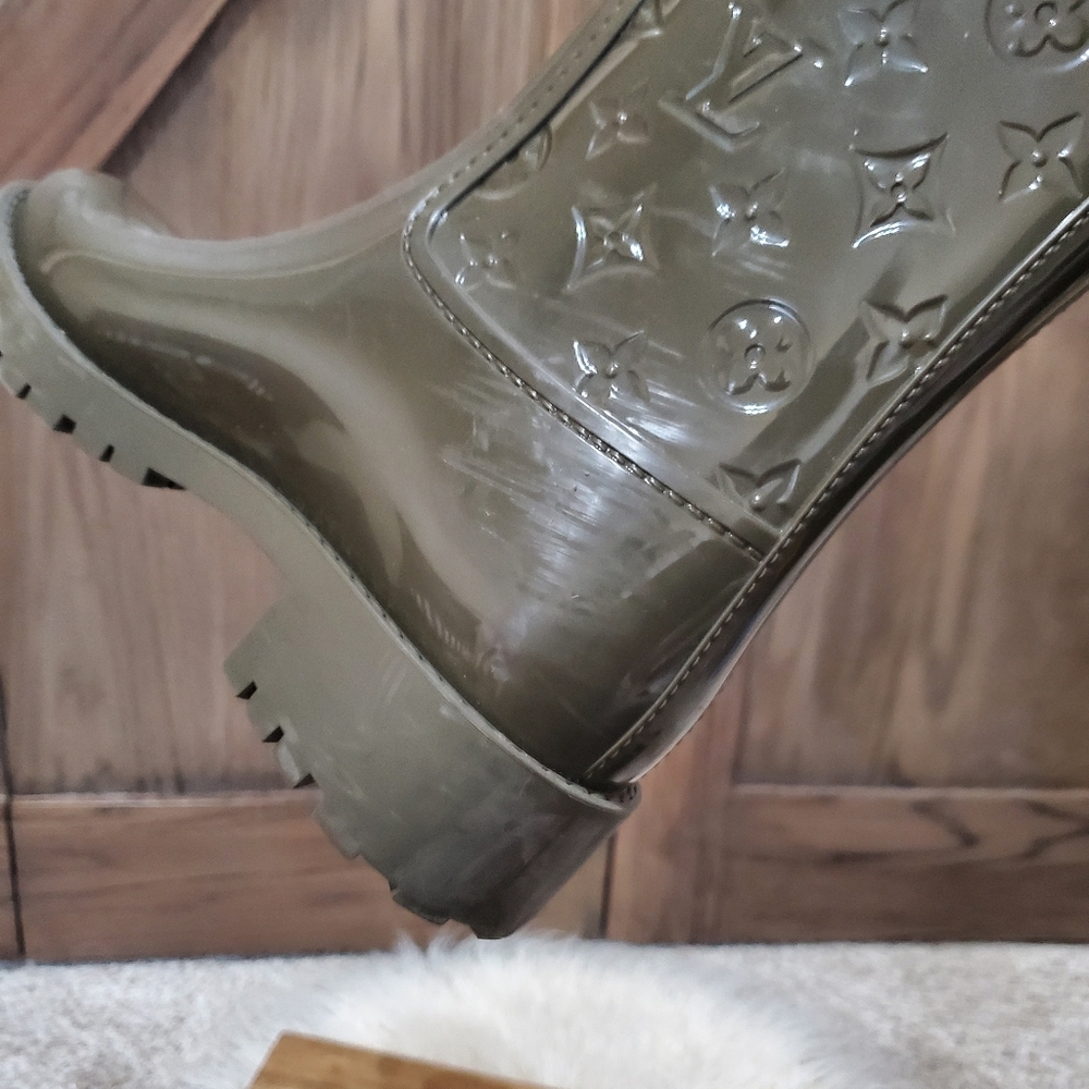 Louis Vuitton Green Winter Rain Boots with Iconic Monogram - Picture 2 of 5